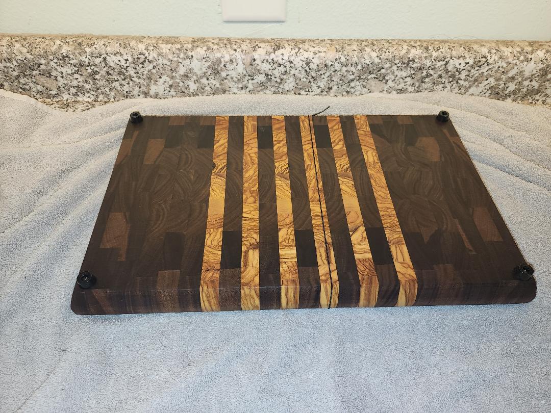 Bethlehem Olive & Black Walnut End Grain Cutting Board – 10.25" x 16.25" x 1.25" with Rubber Feet