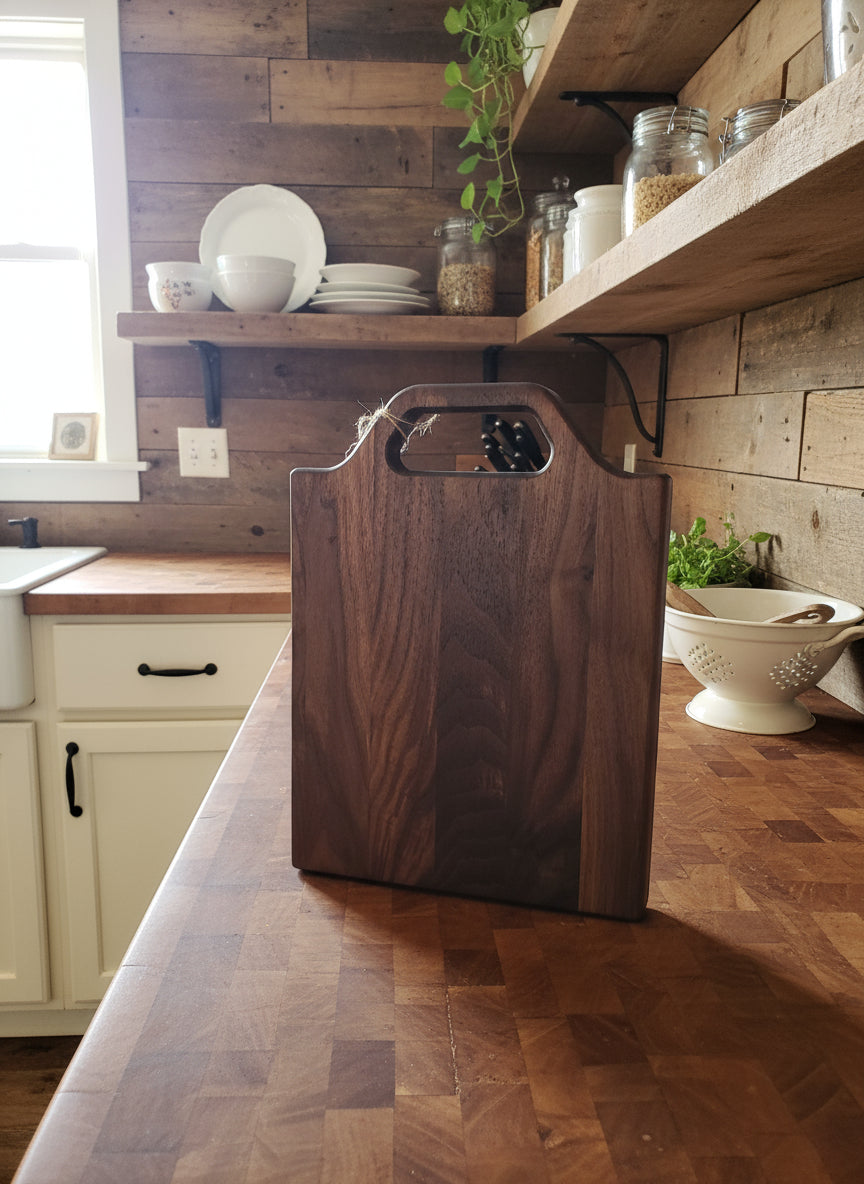 Black Walnut Cutting Board with Handle – Bold Grain, Everyday Ease
