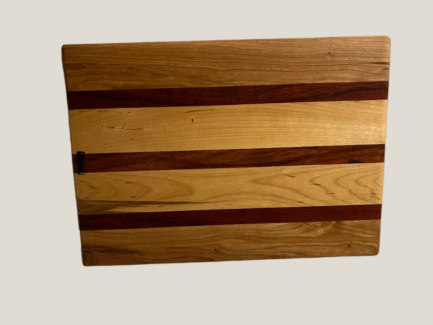 Beautifully Crafted 10"x18"x0.875" Breadboard – A Statement of Elegance and Durability